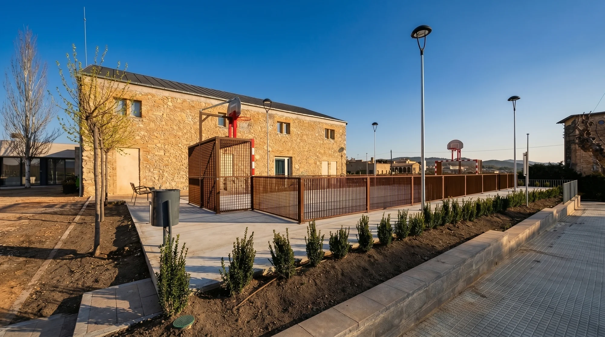 Pista poliesportiva i espai públic